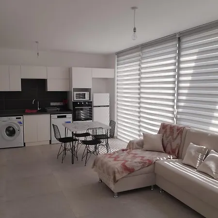 Penthouse 1 Bedroom Sleeps 4 Apartment *
