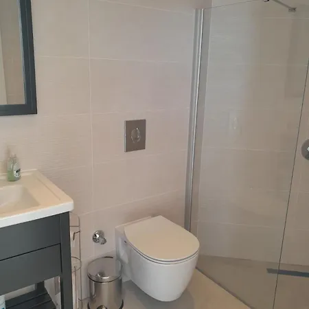 Penthouse 1 Bedroom Sleeps 4 * Ghaziveran